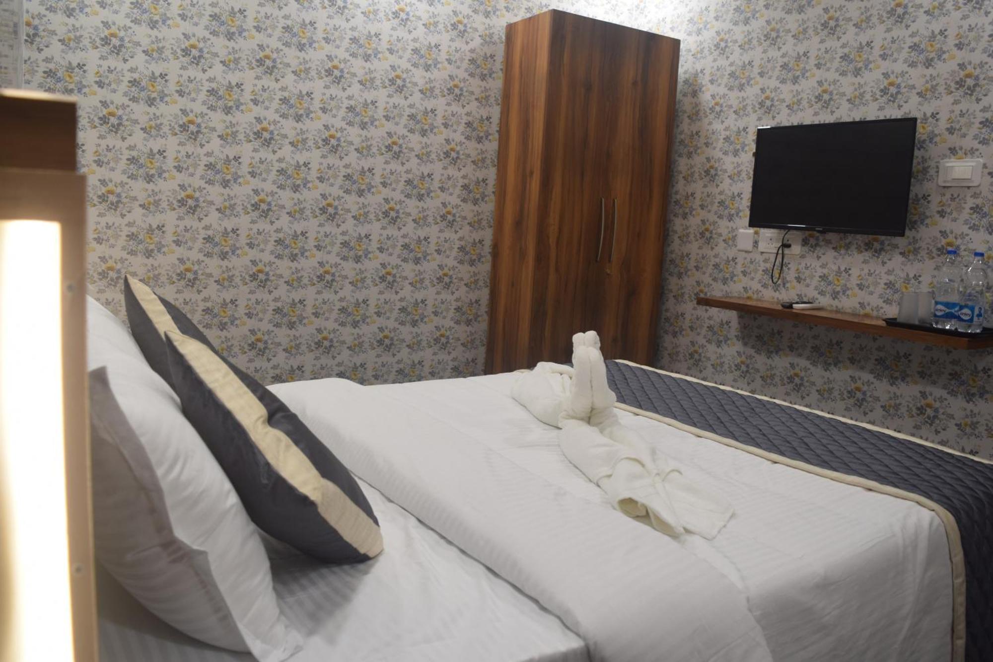 Esakki Empire Hotel Chennai Exterior photo